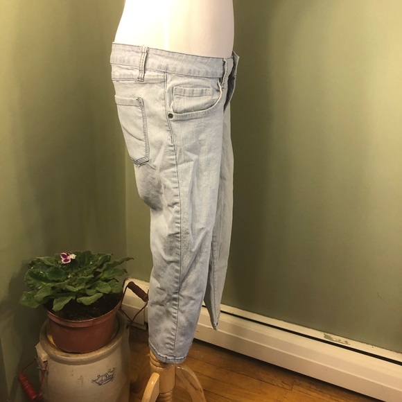 11 Junior's cropped jeans. Light washed. - Picture 4 of 8